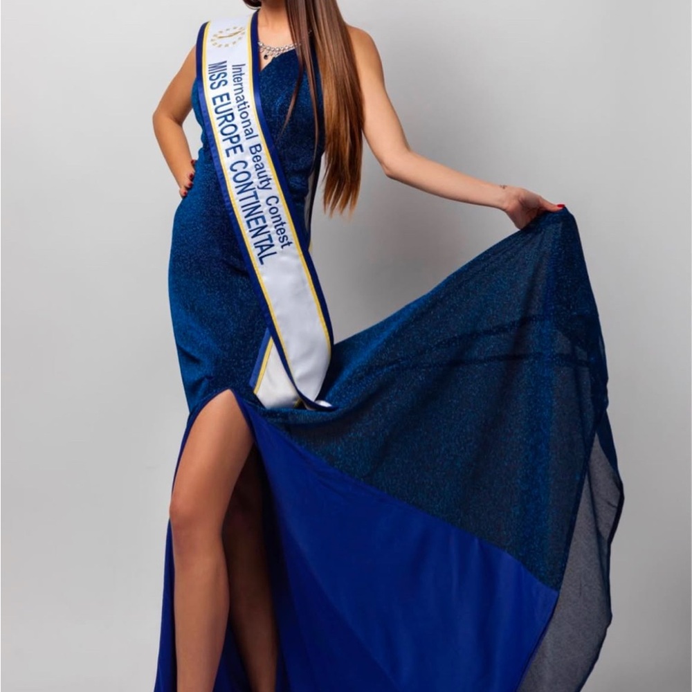 Elegant Blue Evening Gown